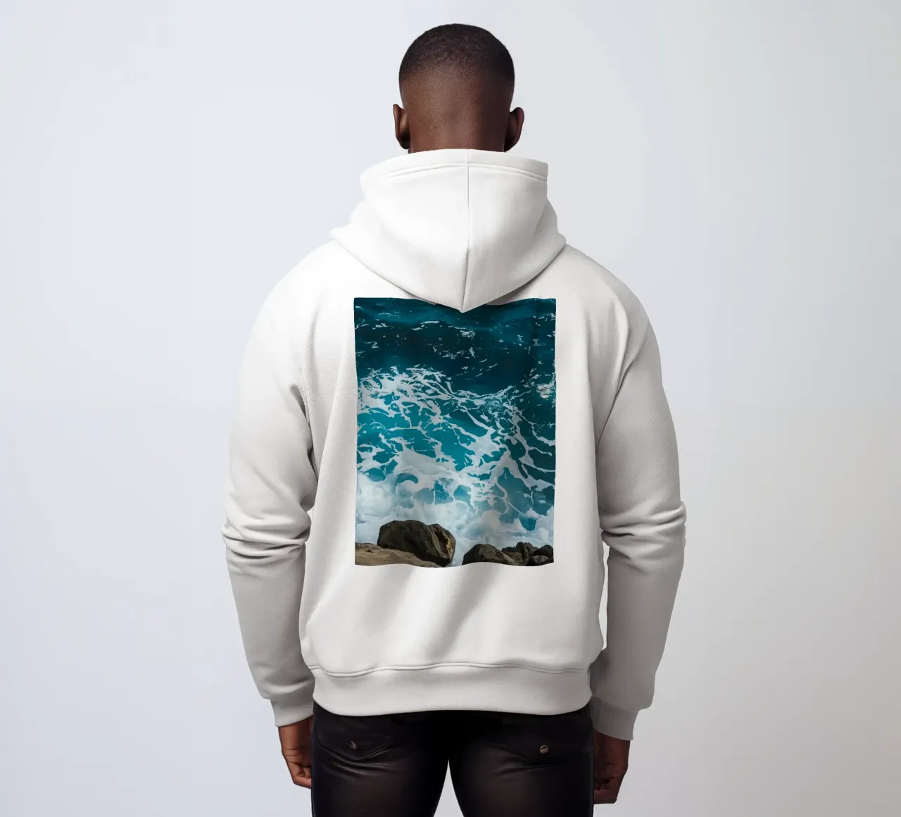 Onde oceaniche che si infrangono sulle rocce felpa con cappuccio da DesignDoodle