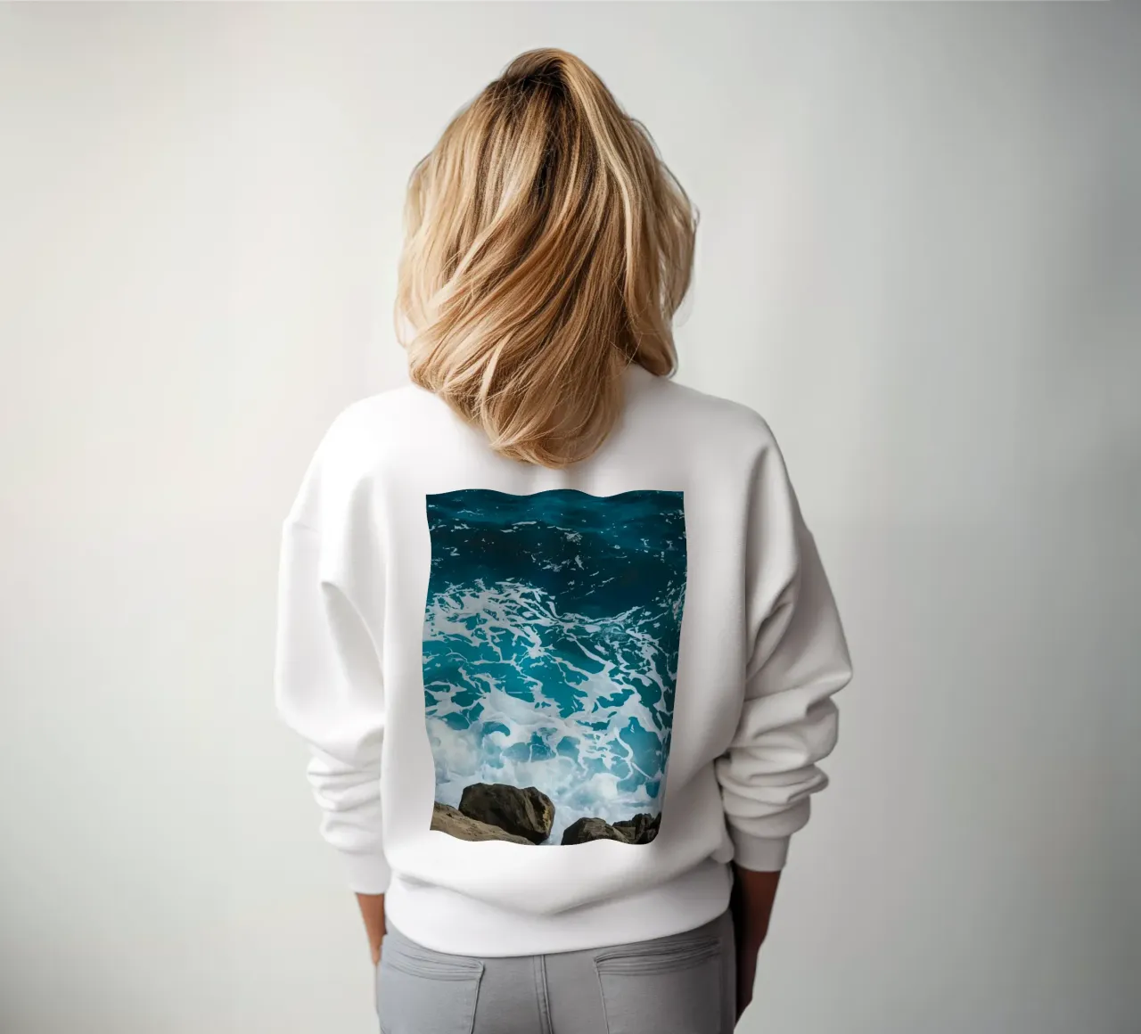 Onde oceaniche che si infrangono sulle rocce felpa da DesignDoodle