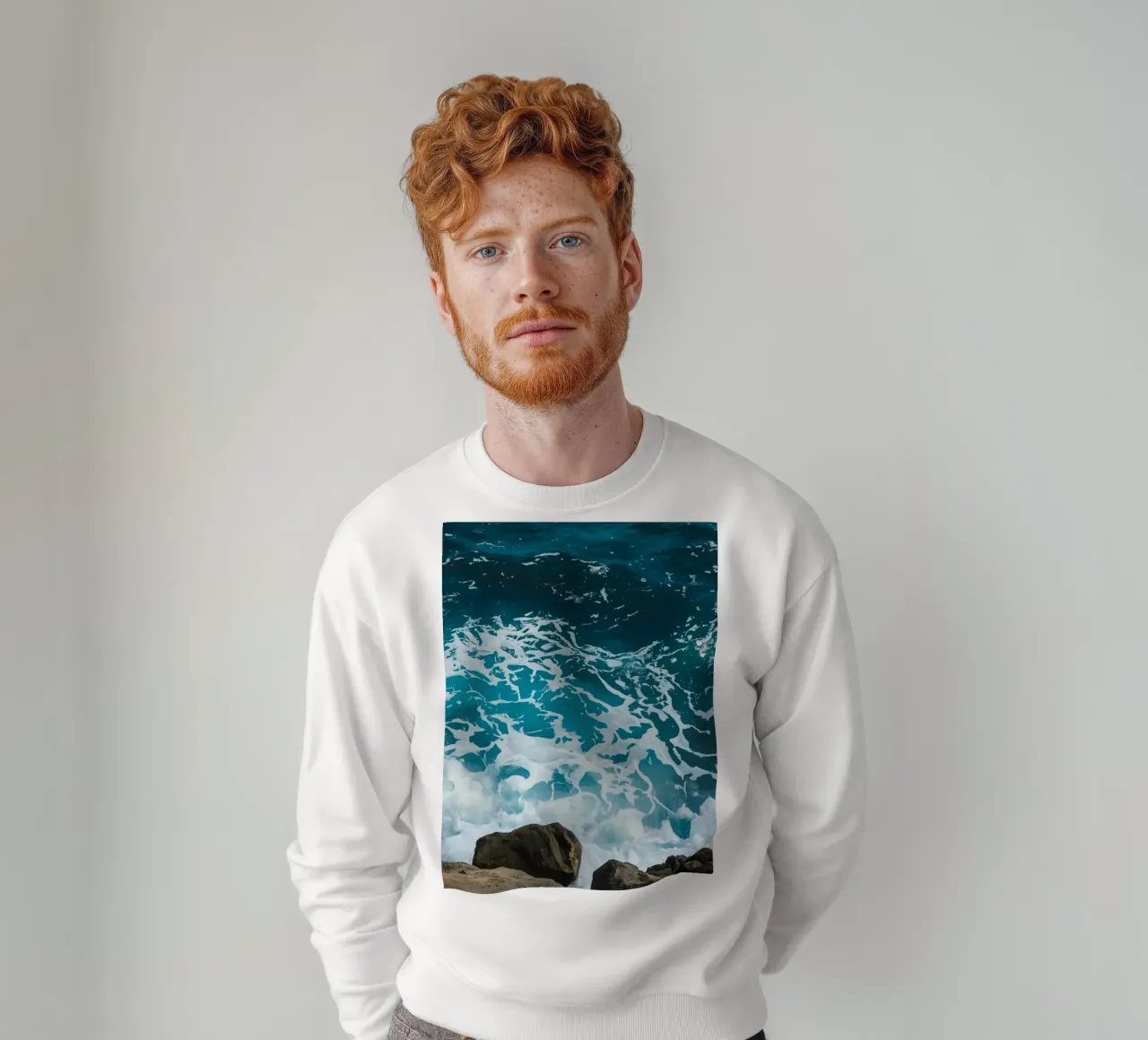 Onde oceaniche che si infrangono sulle rocce felpa da DesignDoodle