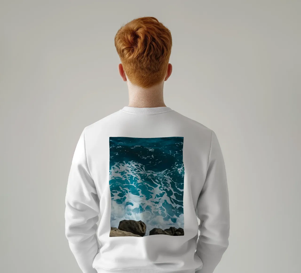 Onde oceaniche che si infrangono sulle rocce felpa da DesignDoodle