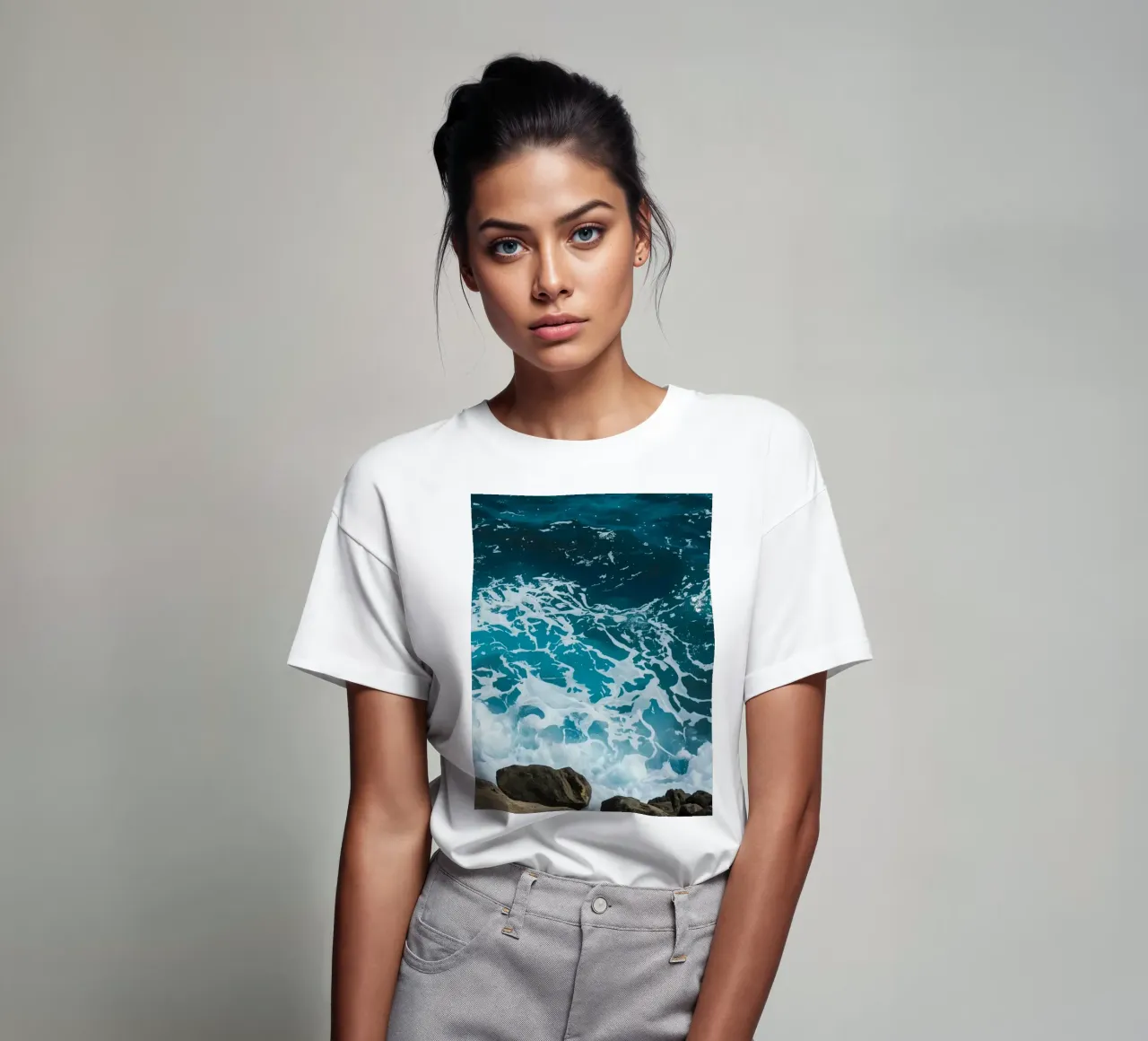 Onde oceaniche che si infrangono sulle rocce t-shirt da DesignDoodle