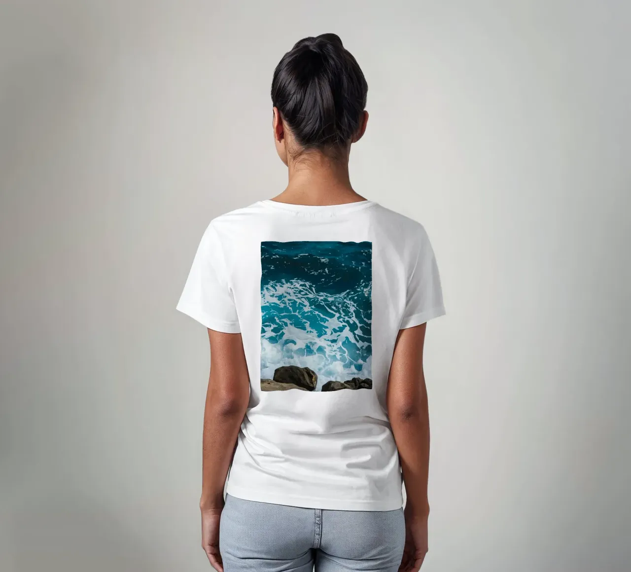 Onde oceaniche che si infrangono sulle rocce t-shirt da DesignDoodle
