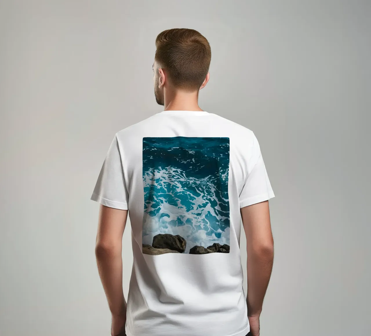 Onde oceaniche che si infrangono sulle rocce t-shirt da DesignDoodle