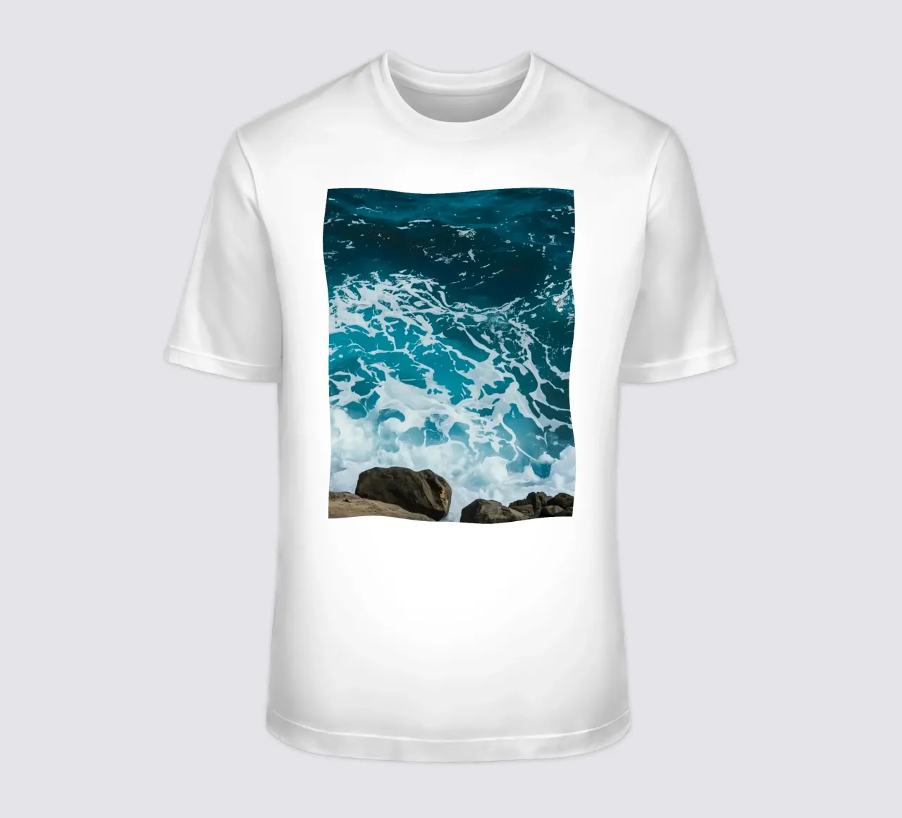 Onde oceaniche che si infrangono sulle rocce t-shirt da DesignDoodle