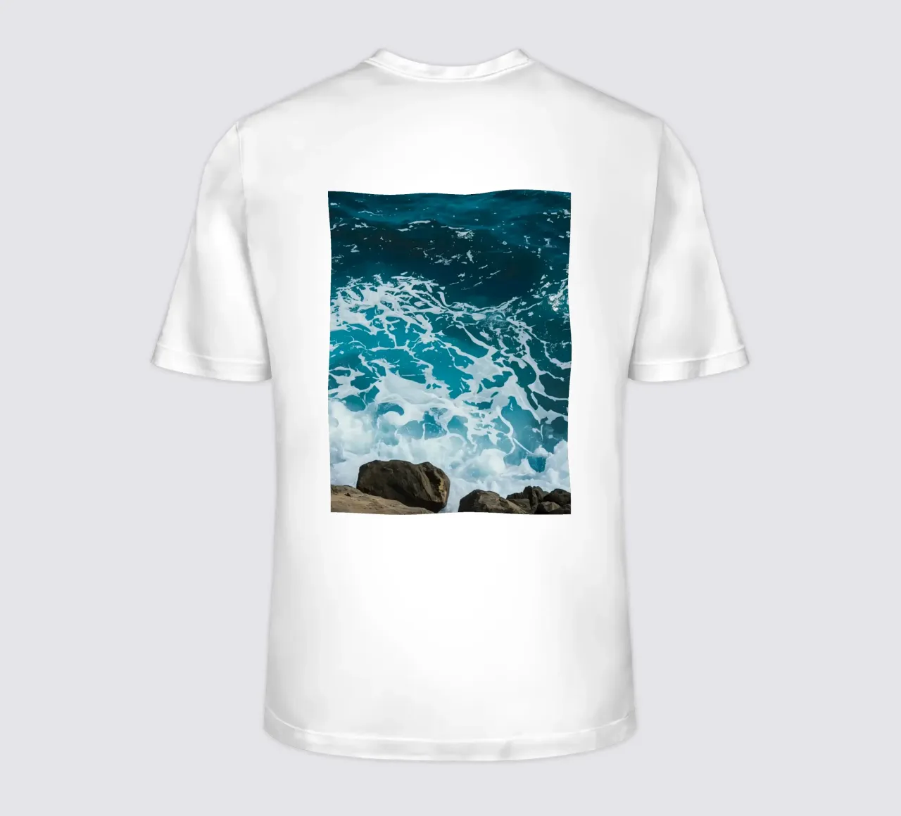 Onde oceaniche che si infrangono sulle rocce t-shirt da DesignDoodle