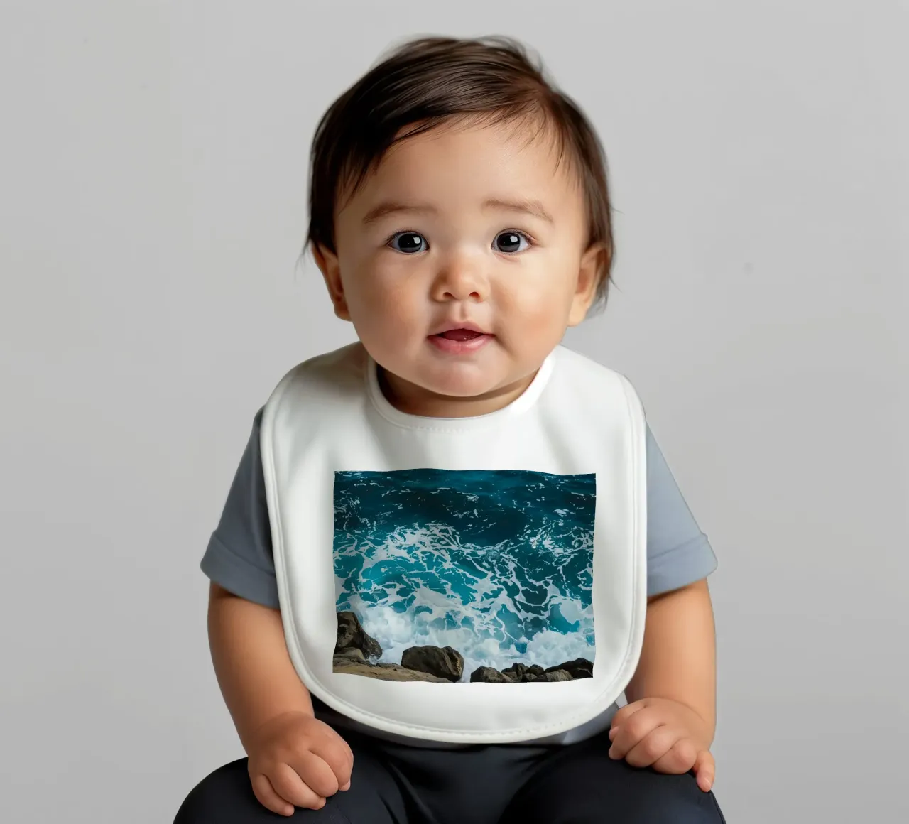 Onde oceaniche che si infrangono sulle rocce bavaglino da DesignDoodle