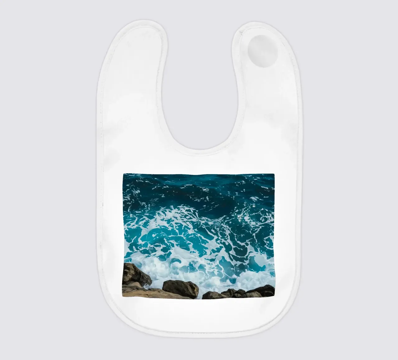 Onde oceaniche che si infrangono sulle rocce bavaglino da DesignDoodle