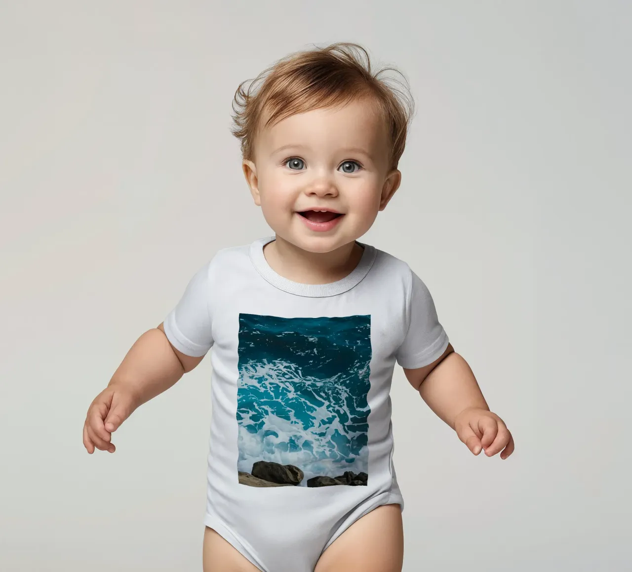 Onde oceaniche che si infrangono sulle rocce body neonato maniche corte da DesignDoodle