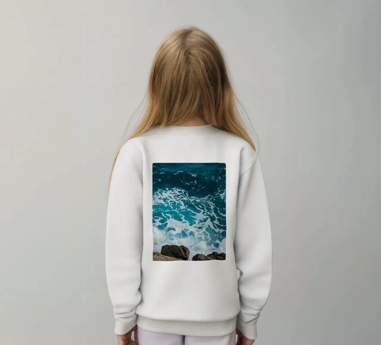 Onde oceaniche che si infrangono sulle rocce felpa bambino da DesignDoodle