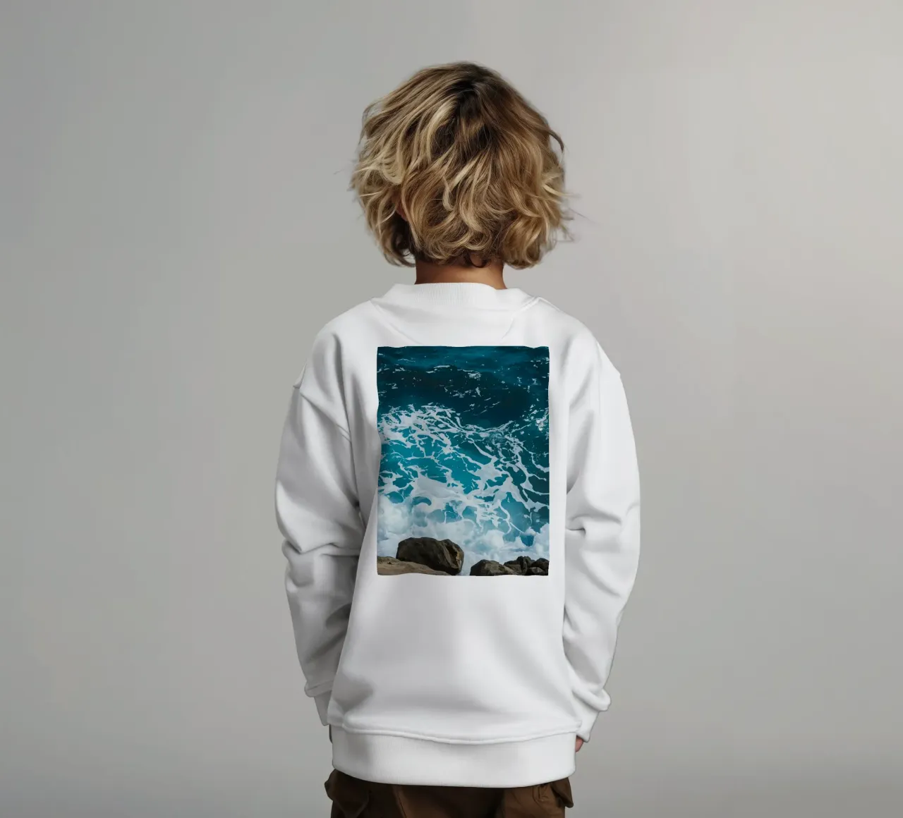 Onde oceaniche che si infrangono sulle rocce felpa bambino da DesignDoodle