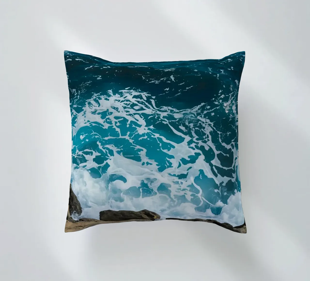 Onde oceaniche che si infrangono sulle rocce cuscino da DesignDoodle