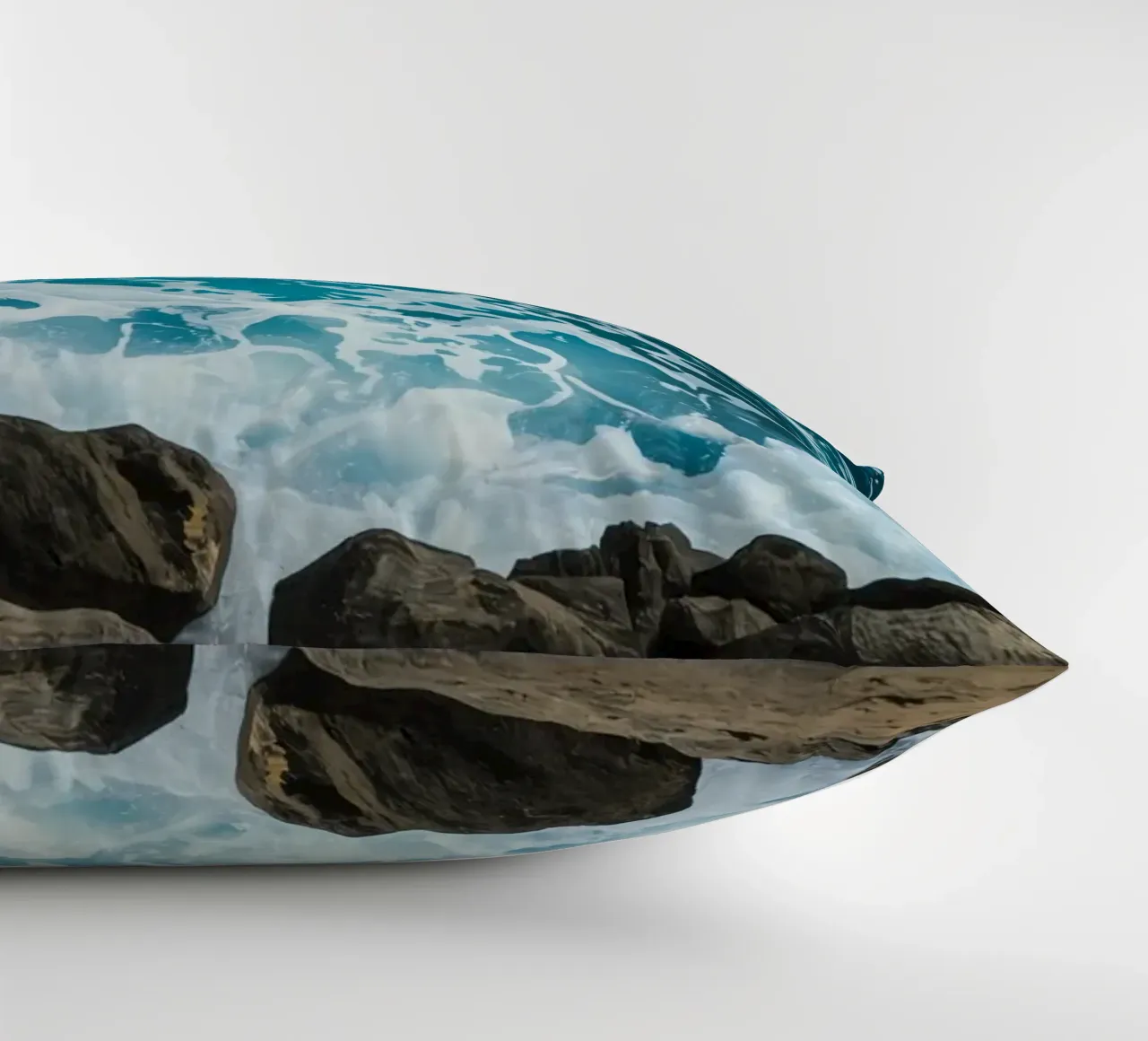 Onde oceaniche che si infrangono sulle rocce cuscino da DesignDoodle