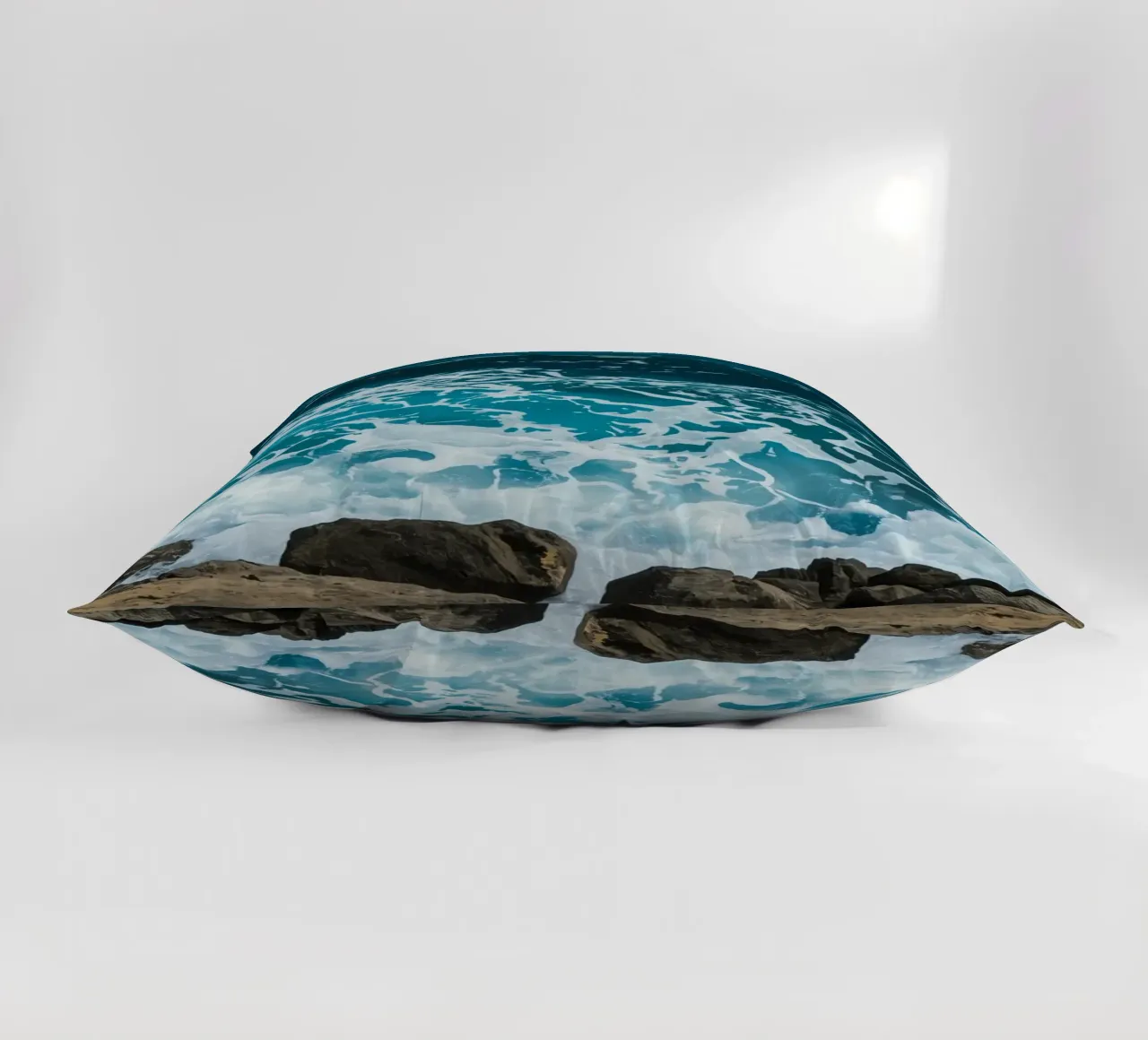 Onde oceaniche che si infrangono sulle rocce cuscino da DesignDoodle