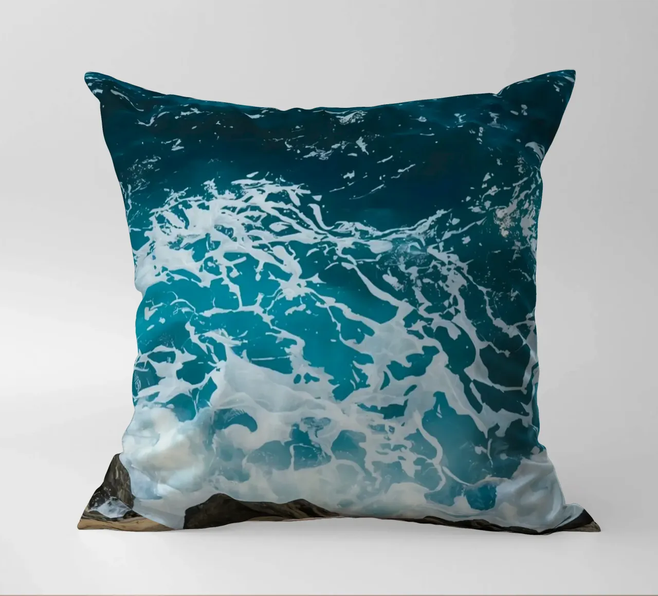 Onde oceaniche che si infrangono sulle rocce cuscino da DesignDoodle