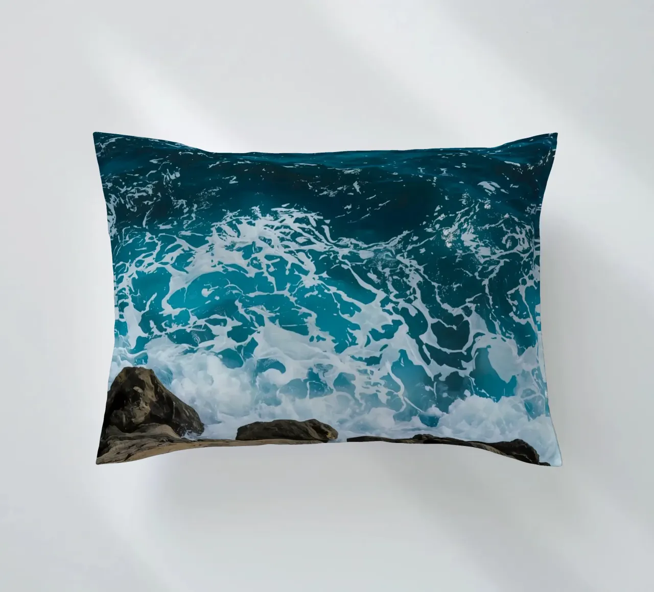 Onde oceaniche che si infrangono sulle rocce cuscino da DesignDoodle