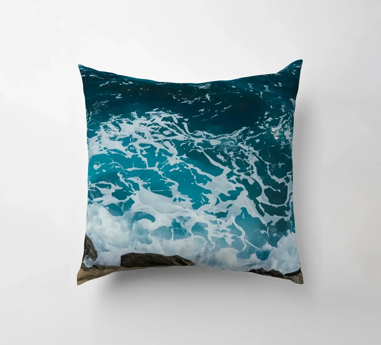 Onde oceaniche che si infrangono sulle rocce cuscino da DesignDoodle