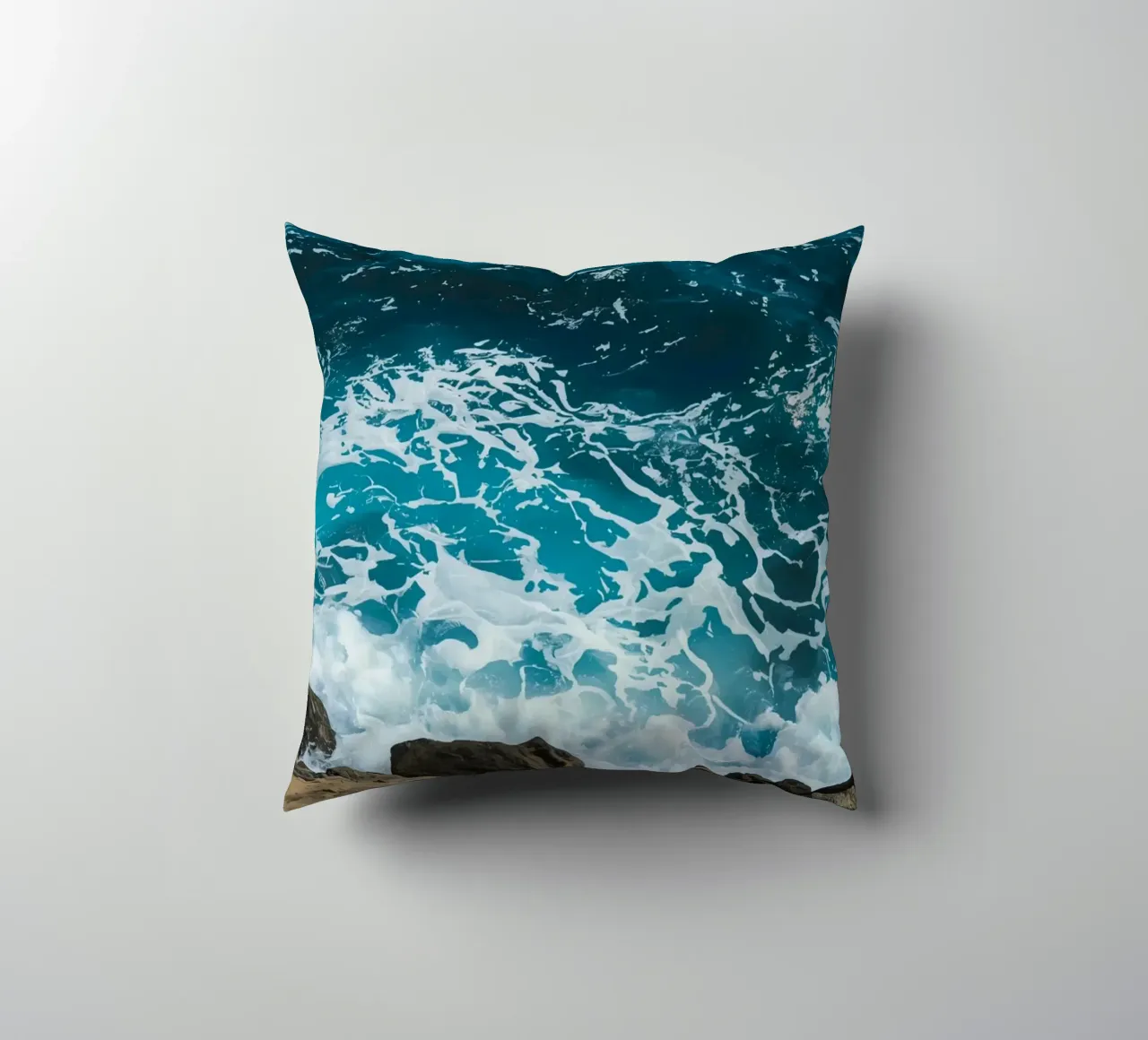 Onde oceaniche che si infrangono sulle rocce cuscino da DesignDoodle