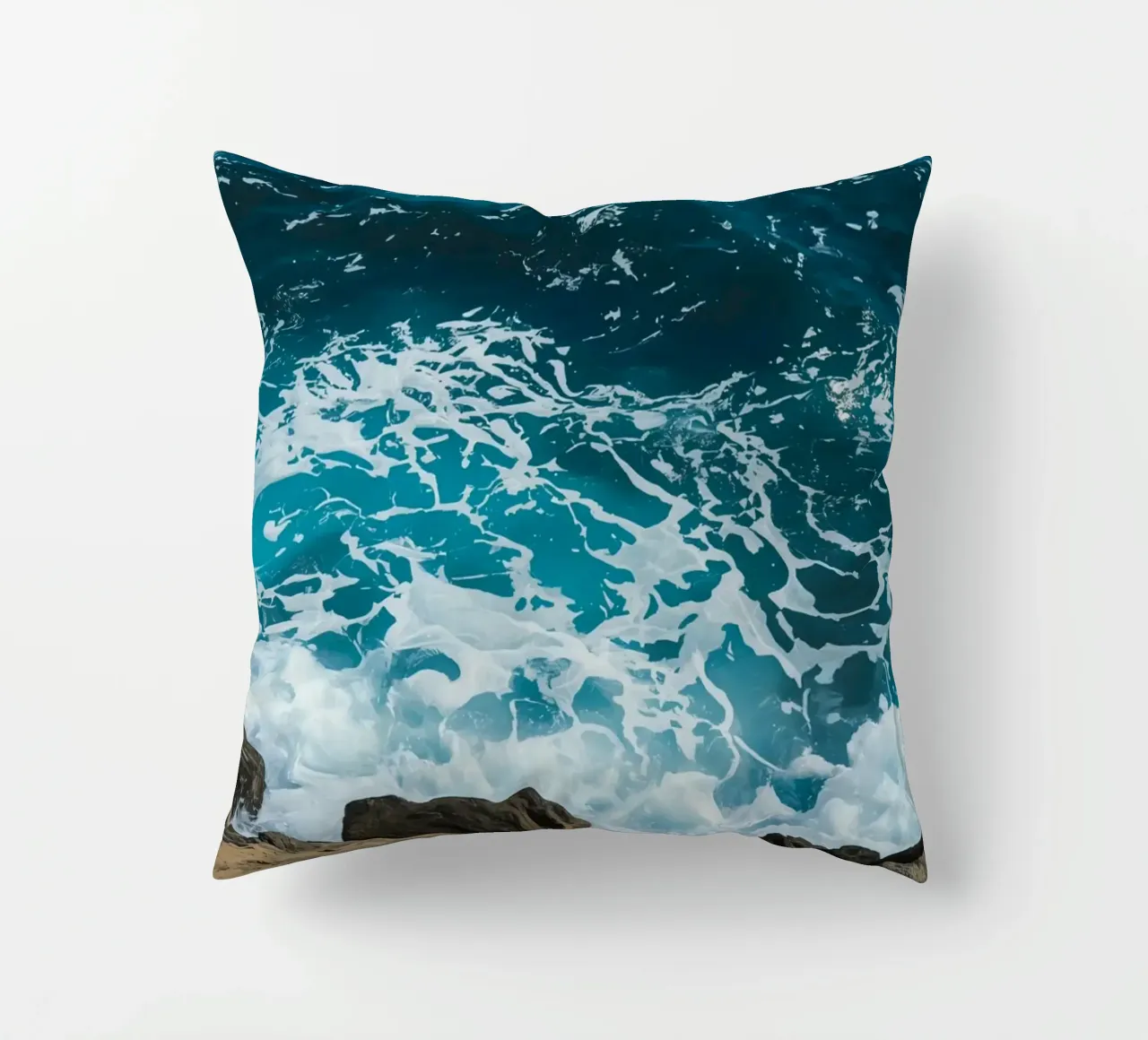 Onde oceaniche che si infrangono sulle rocce cuscino da DesignDoodle