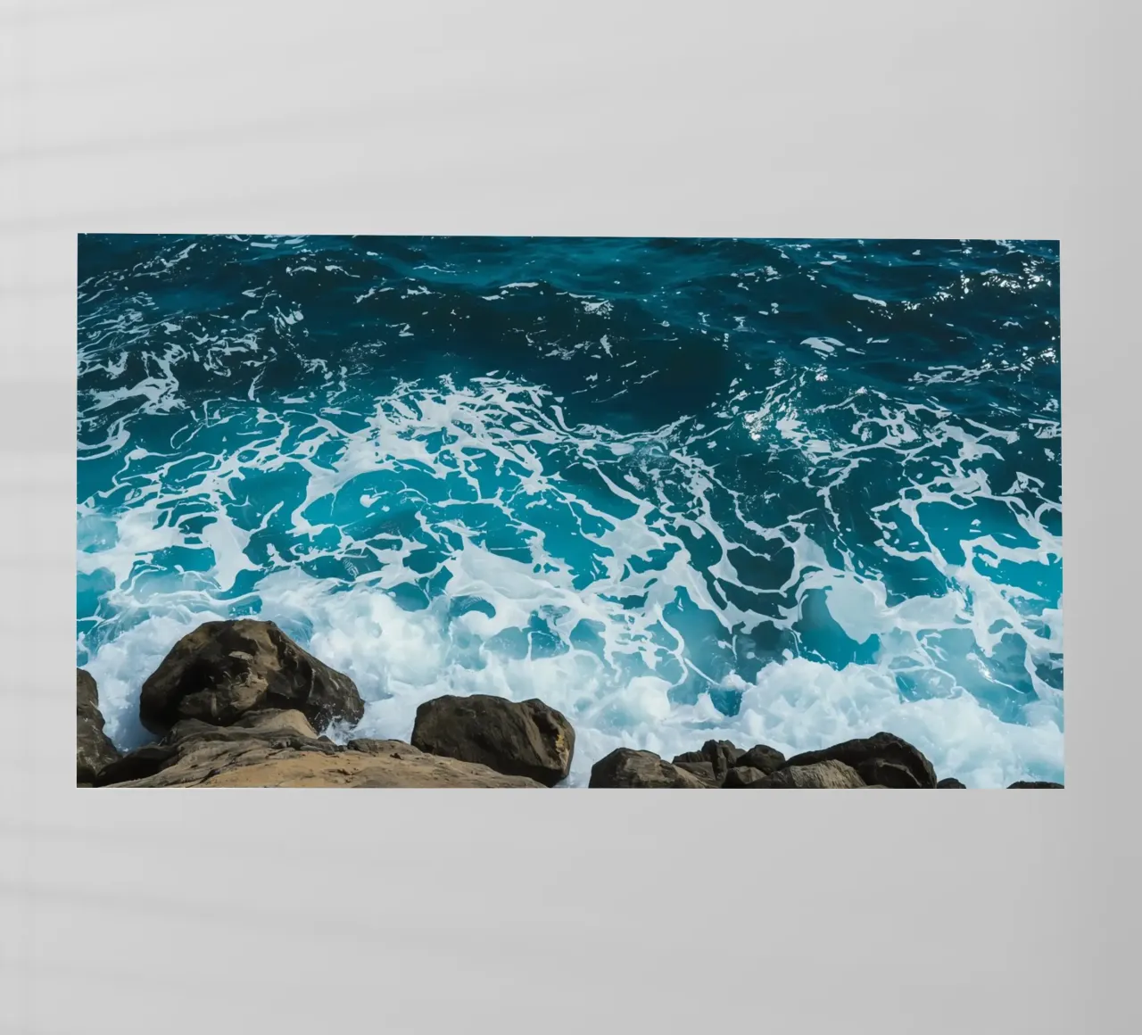 Onde oceaniche che si infrangono sulle rocce pellicola backlit da DesignDoodle