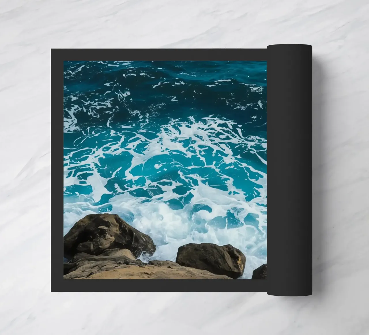Onde oceaniche che si infrangono sulle rocce zerbino da DesignDoodle