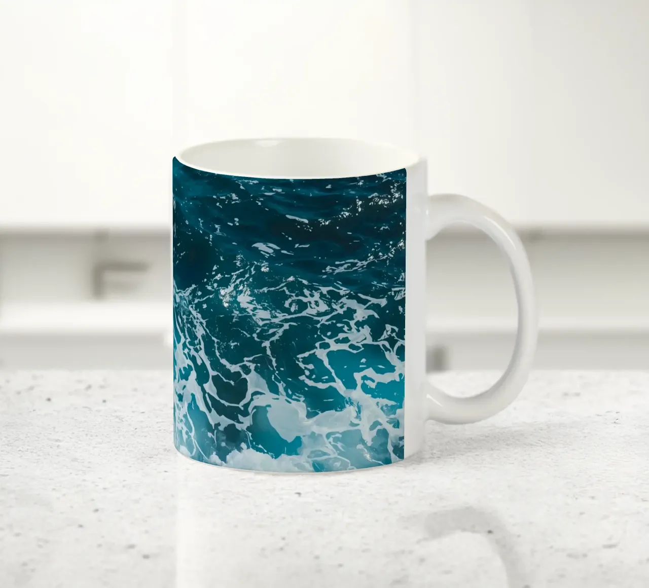 Onde oceaniche che si infrangono sulle rocce tazza in ceramica da DesignDoodle