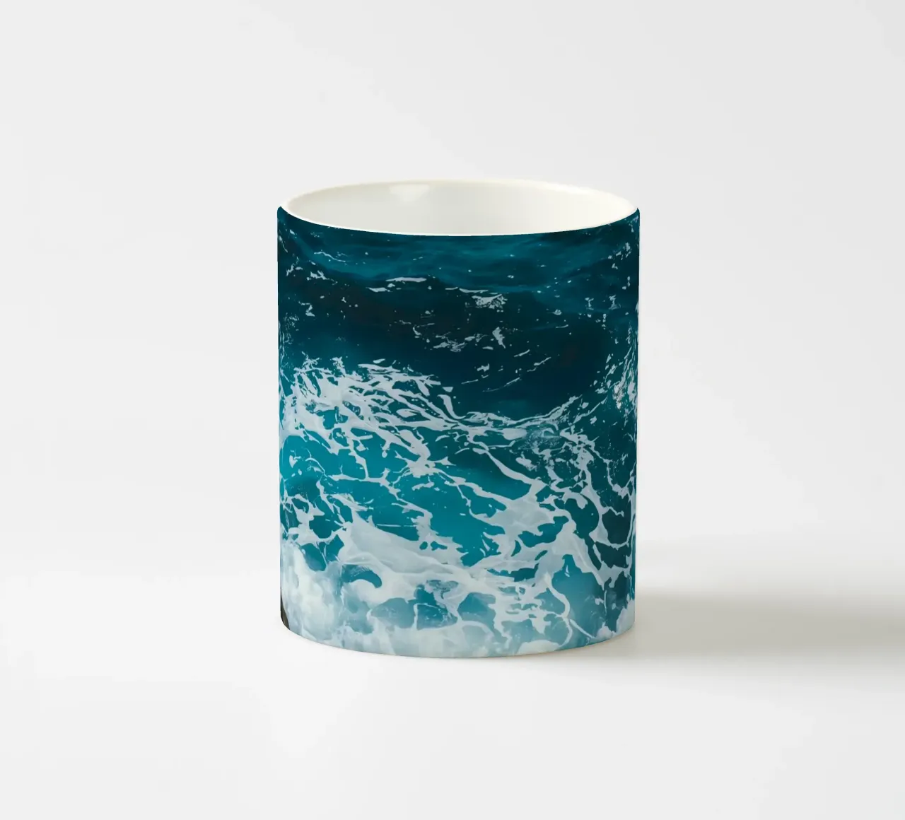 Onde oceaniche che si infrangono sulle rocce tazza in ceramica da DesignDoodle