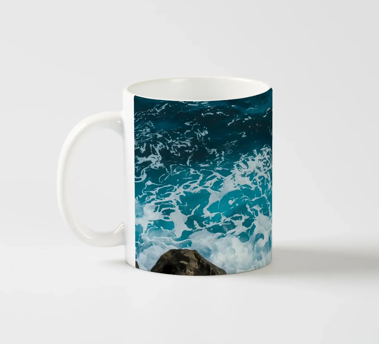 Onde oceaniche che si infrangono sulle rocce tazza in ceramica da DesignDoodle