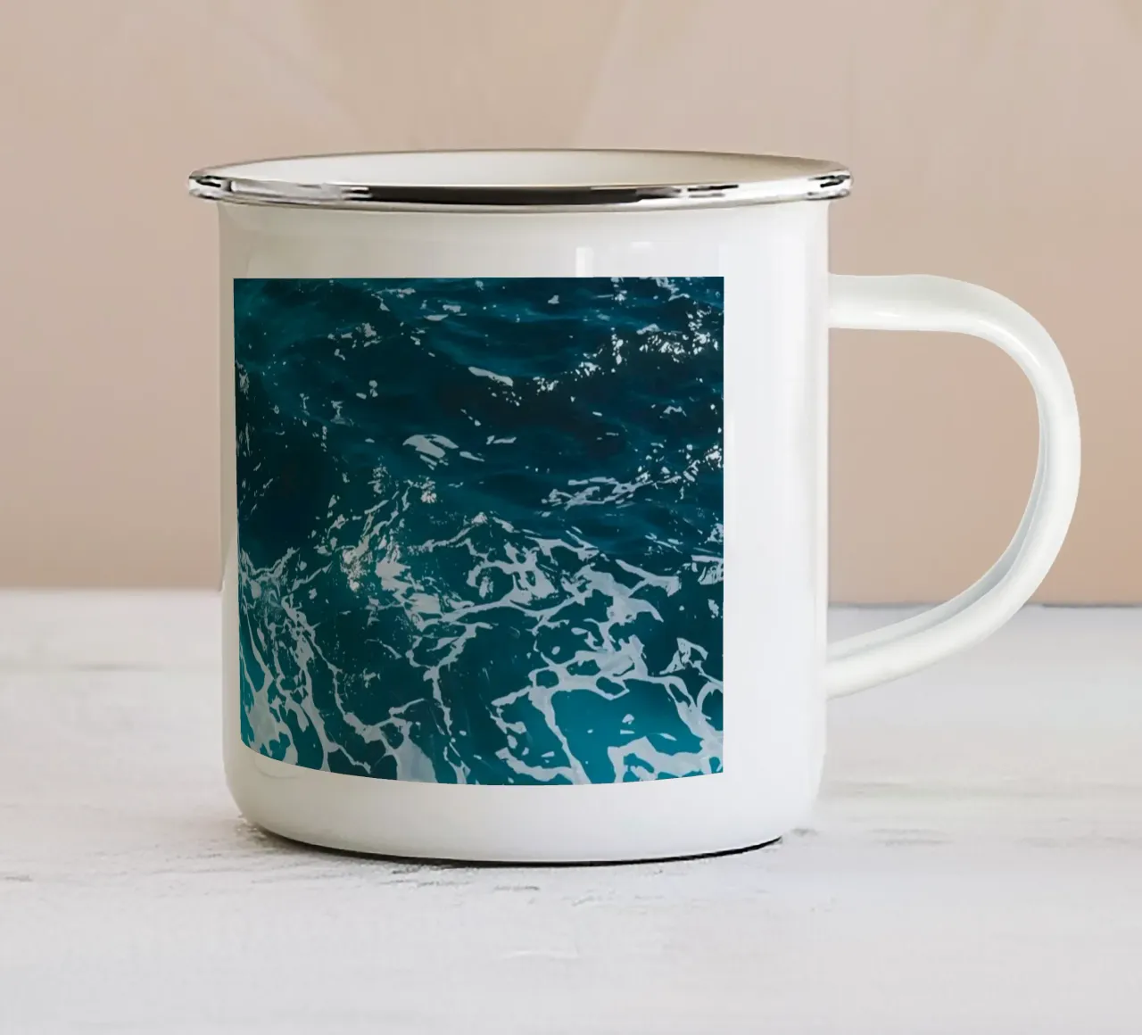 Onde oceaniche che si infrangono sulle rocce tazza in smalto da DesignDoodle