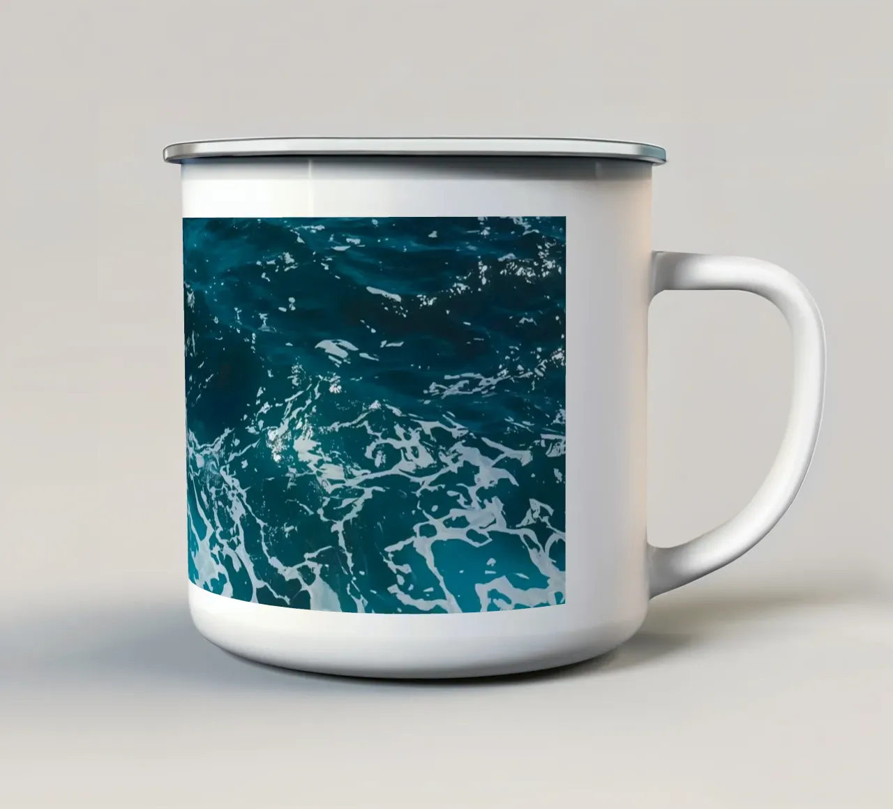 Onde oceaniche che si infrangono sulle rocce tazza in smalto da DesignDoodle