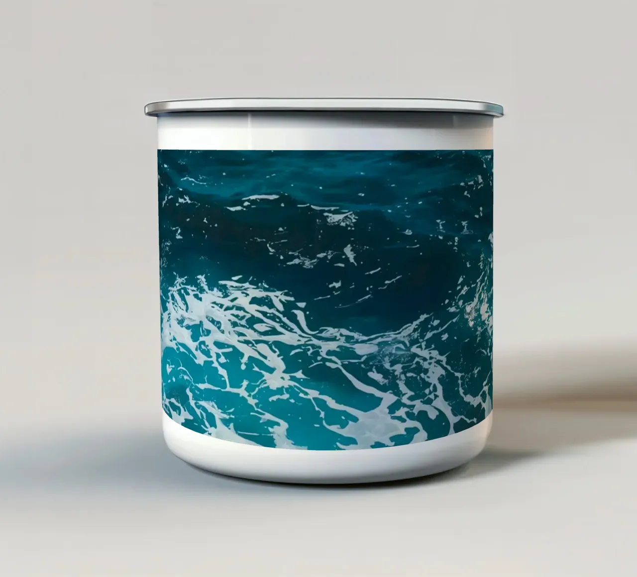 Onde oceaniche che si infrangono sulle rocce tazza in smalto da DesignDoodle