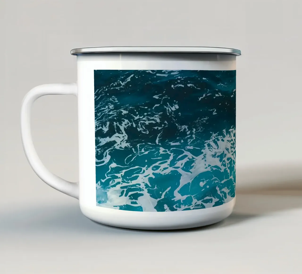 Onde oceaniche che si infrangono sulle rocce tazza in smalto da DesignDoodle