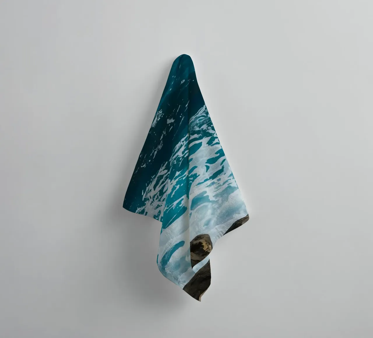 Onde oceaniche che si infrangono sulle rocce asciugamano da bagno da DesignDoodle