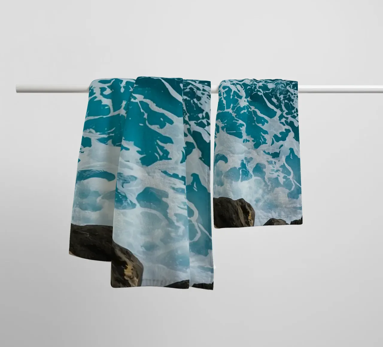 Onde oceaniche che si infrangono sulle rocce asciugamano da bagno da DesignDoodle
