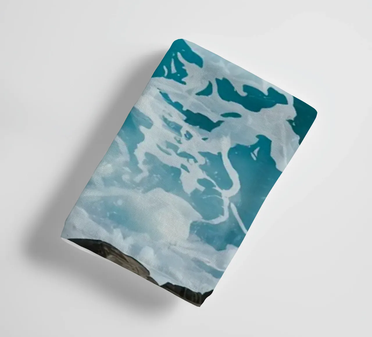 Onde oceaniche che si infrangono sulle rocce asciugamano da bagno da DesignDoodle