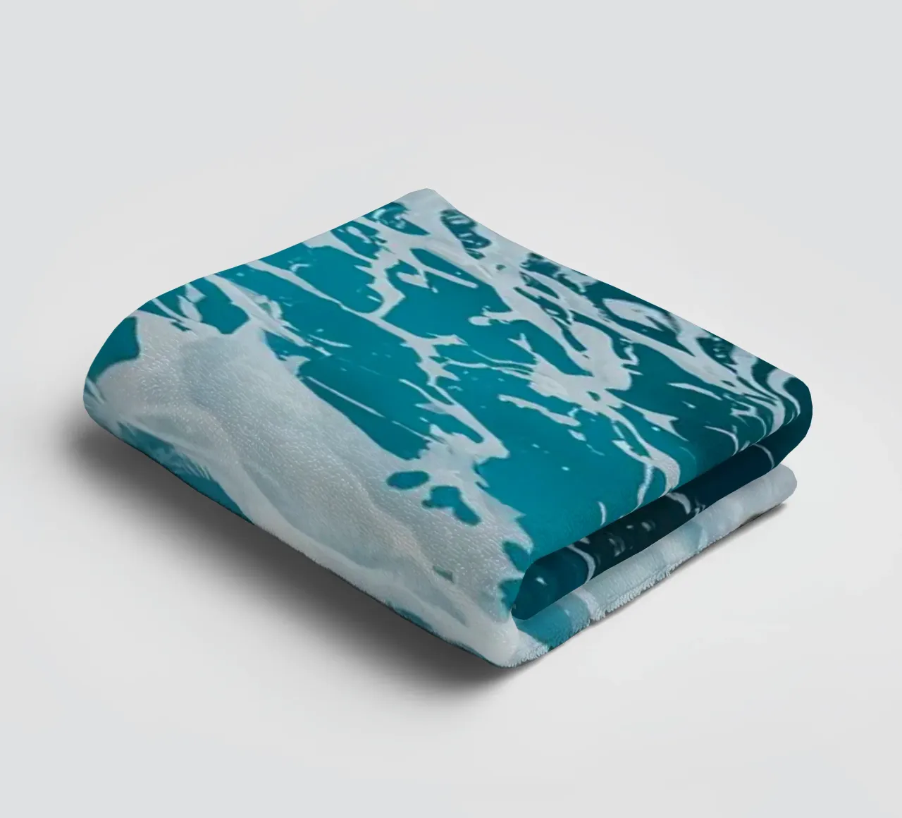 Onde oceaniche che si infrangono sulle rocce asciugamano da bagno da DesignDoodle