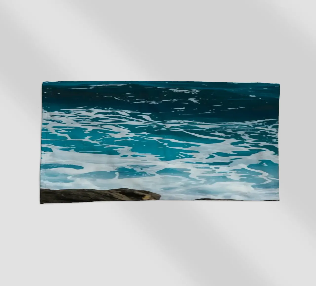 Onde oceaniche che si infrangono sulle rocce telo mare da DesignDoodle
