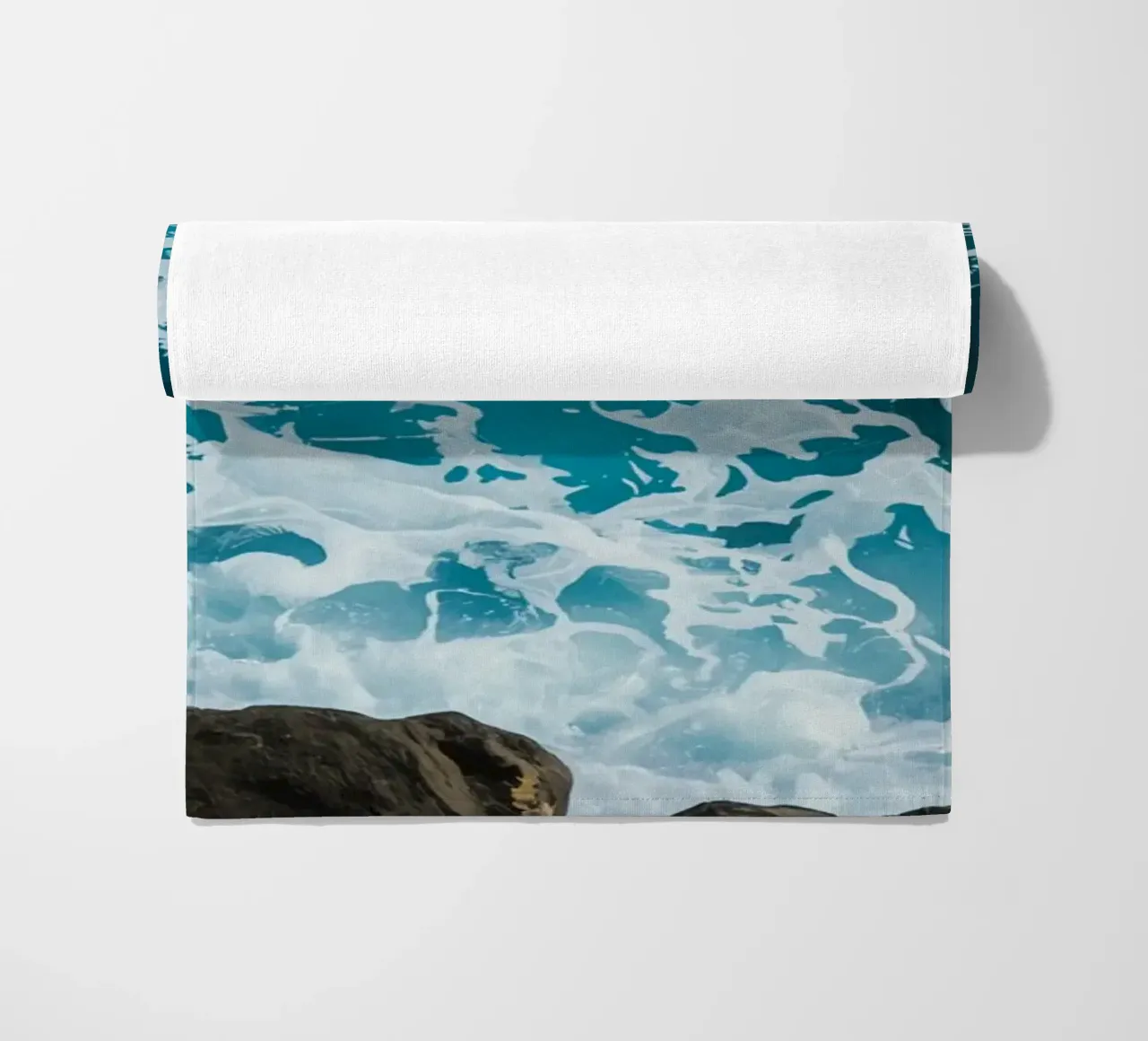 Onde oceaniche che si infrangono sulle rocce telo mare da DesignDoodle