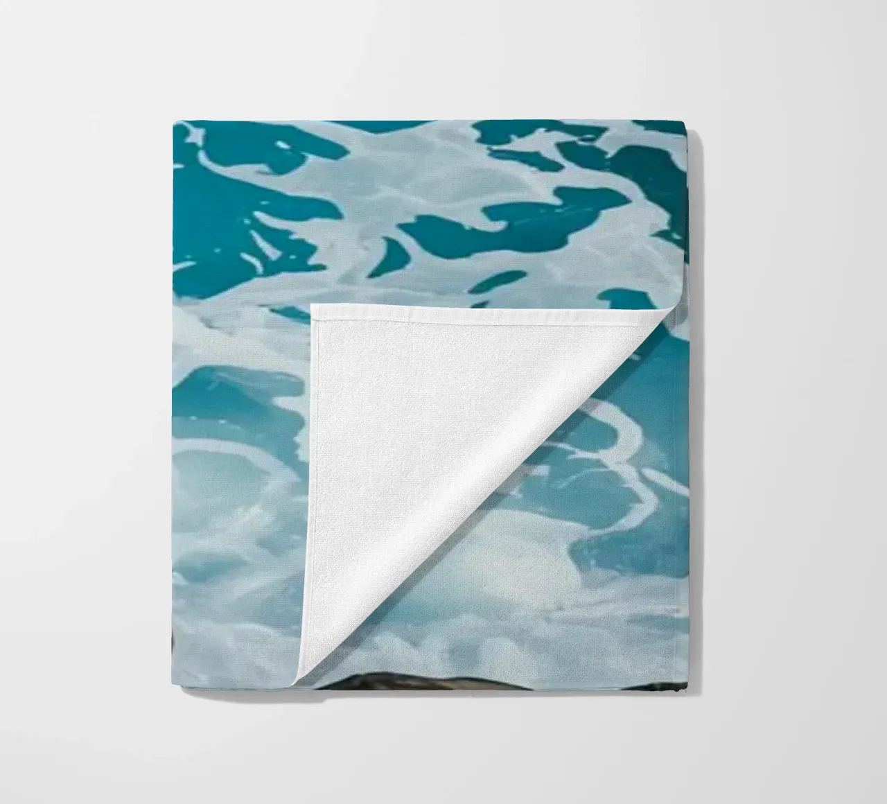 Onde oceaniche che si infrangono sulle rocce telo mare da DesignDoodle