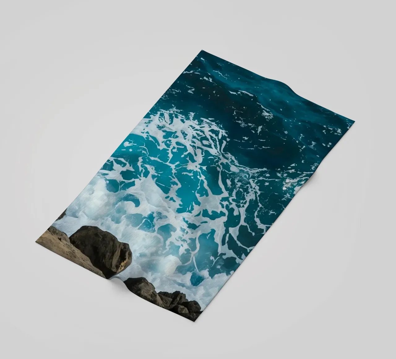 Onde oceaniche che si infrangono sulle rocce telo mare da DesignDoodle