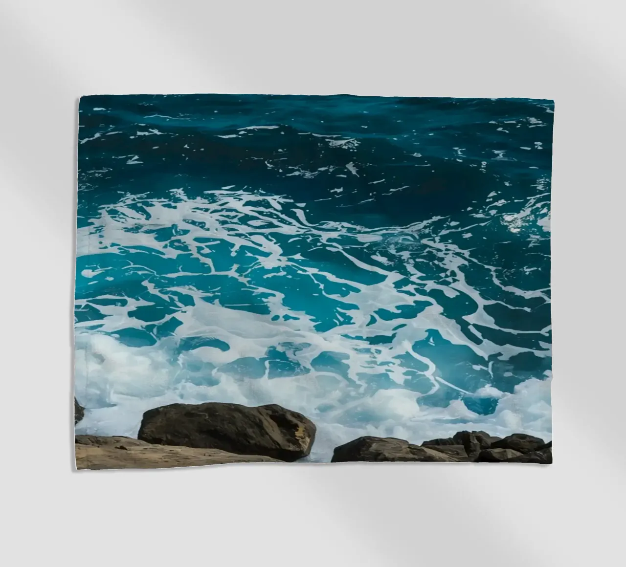 Onde oceaniche che si infrangono sulle rocce telo mare da DesignDoodle