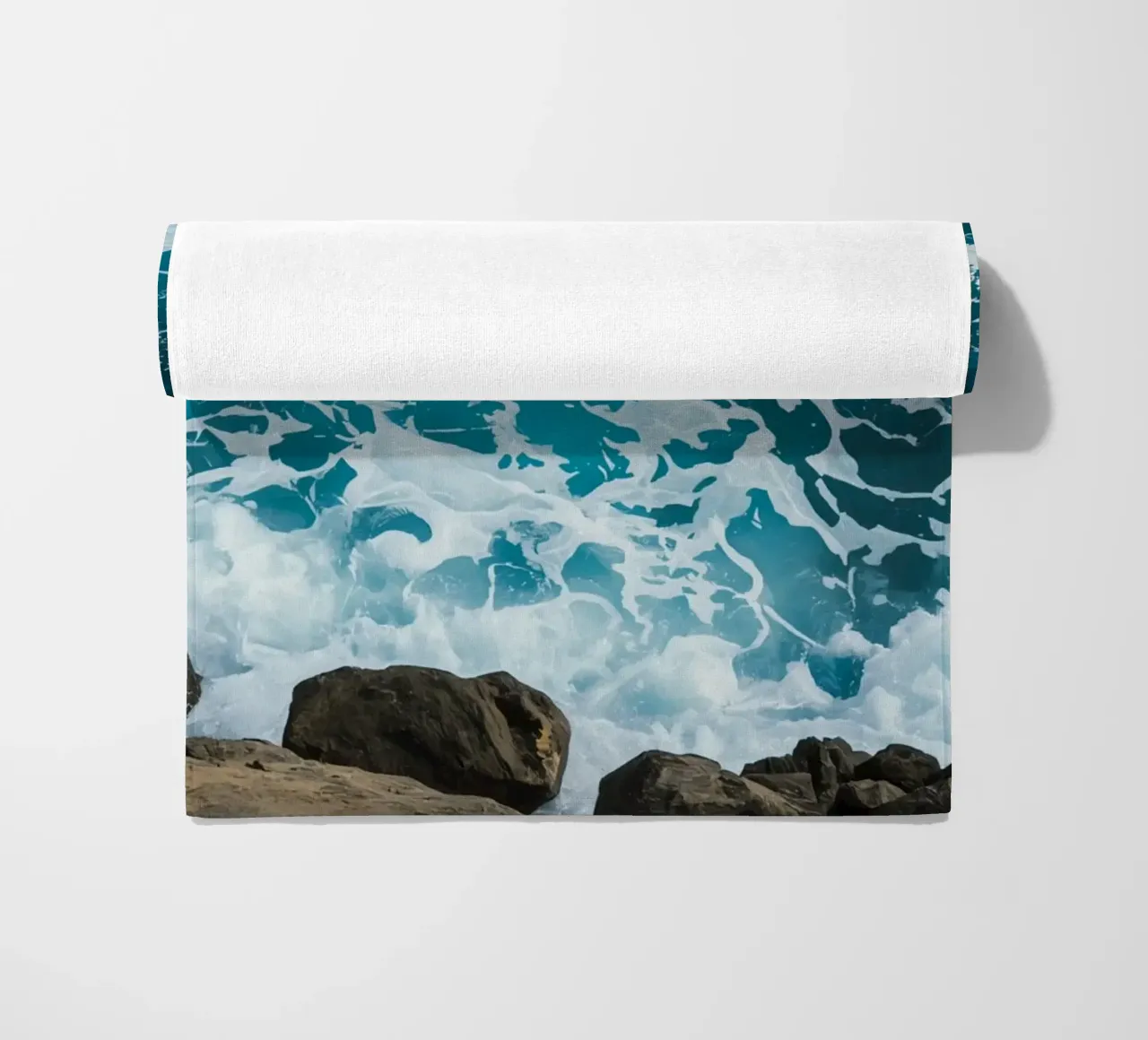 Onde oceaniche che si infrangono sulle rocce telo mare da DesignDoodle