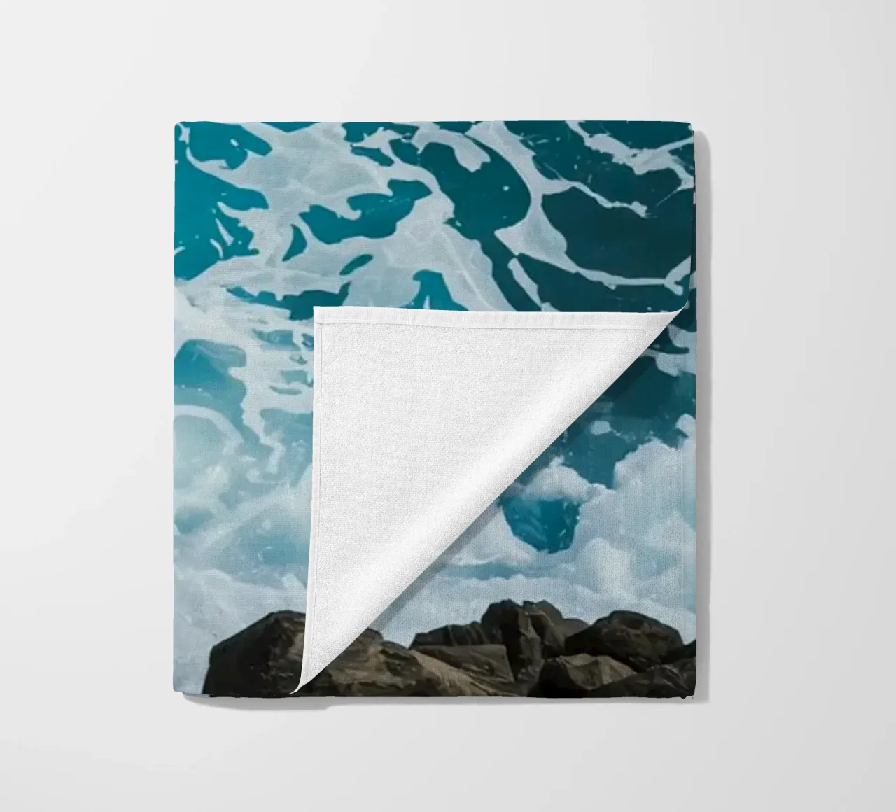 Onde oceaniche che si infrangono sulle rocce telo mare da DesignDoodle