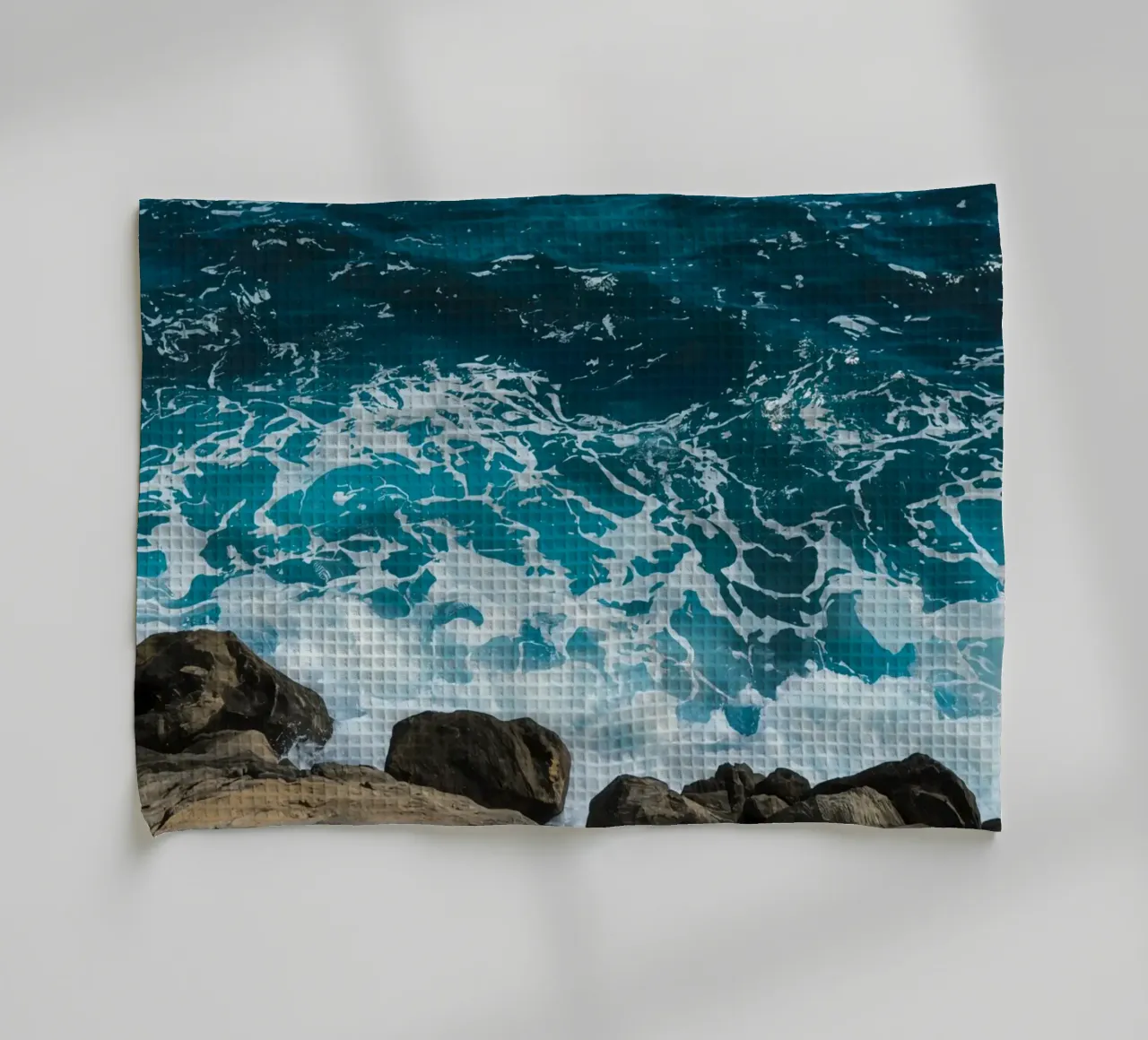 Onde oceaniche che si infrangono sulle rocce canovaccio da cucina da DesignDoodle