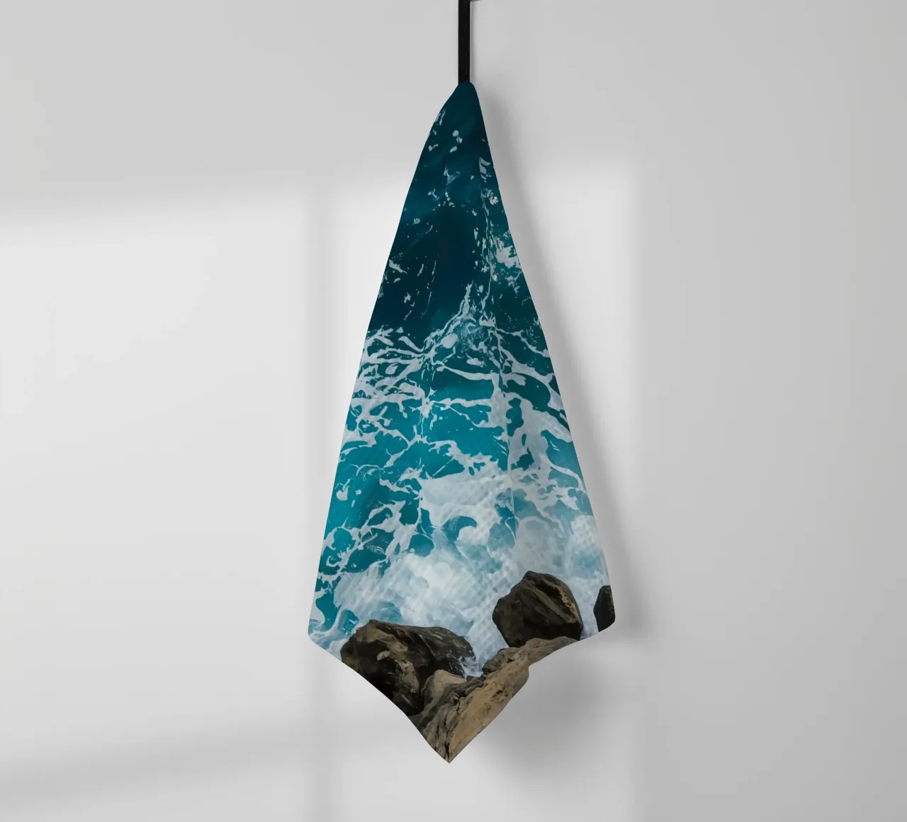 Onde oceaniche che si infrangono sulle rocce canovaccio da cucina da DesignDoodle