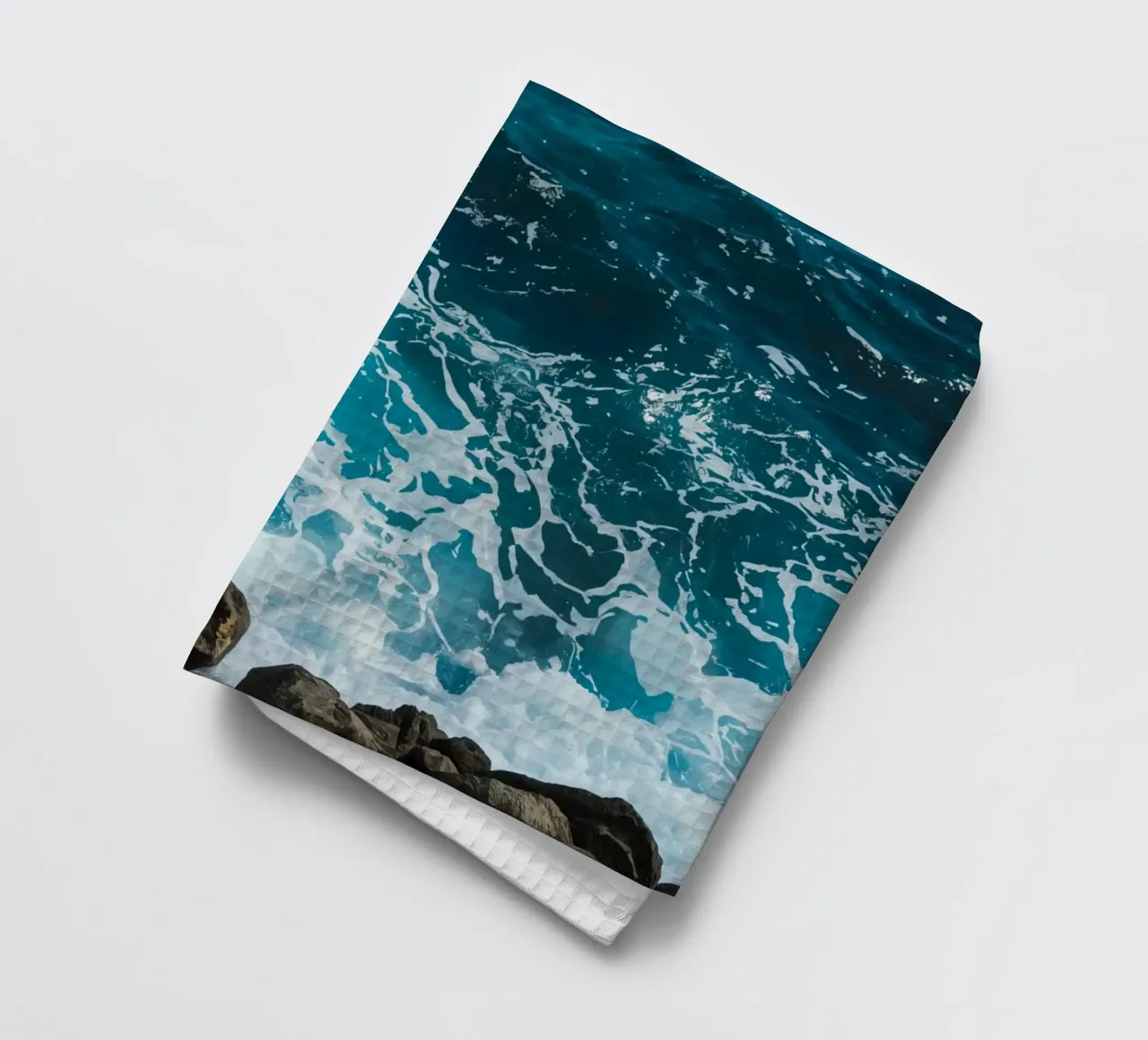 Onde oceaniche che si infrangono sulle rocce canovaccio da cucina da DesignDoodle
