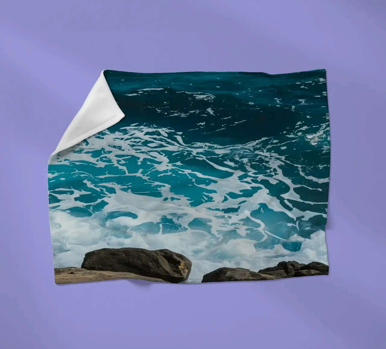 Onde oceaniche che si infrangono sulle rocce coperta in pile da DesignDoodle