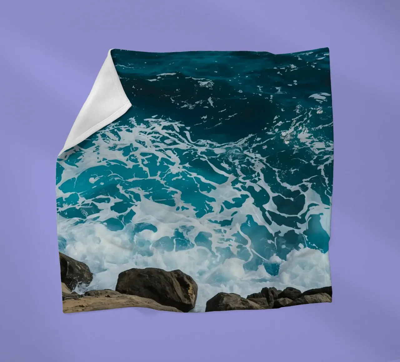 Onde oceaniche che si infrangono sulle rocce coperta in pile da DesignDoodle