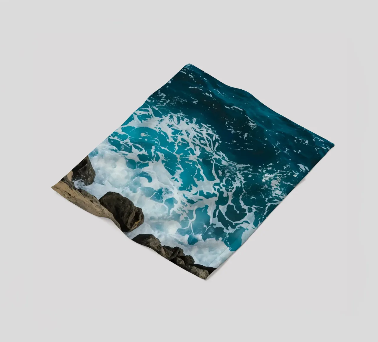 Onde oceaniche che si infrangono sulle rocce coperta in pile da DesignDoodle