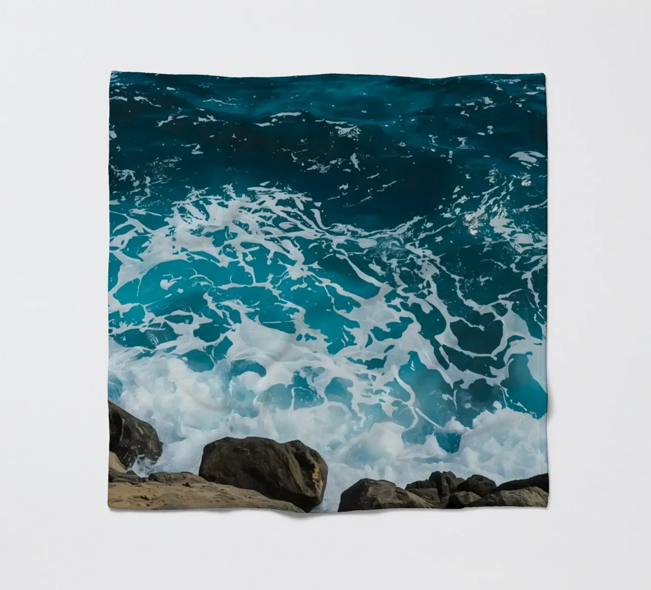 Onde oceaniche che si infrangono sulle rocce coperta in pile da DesignDoodle