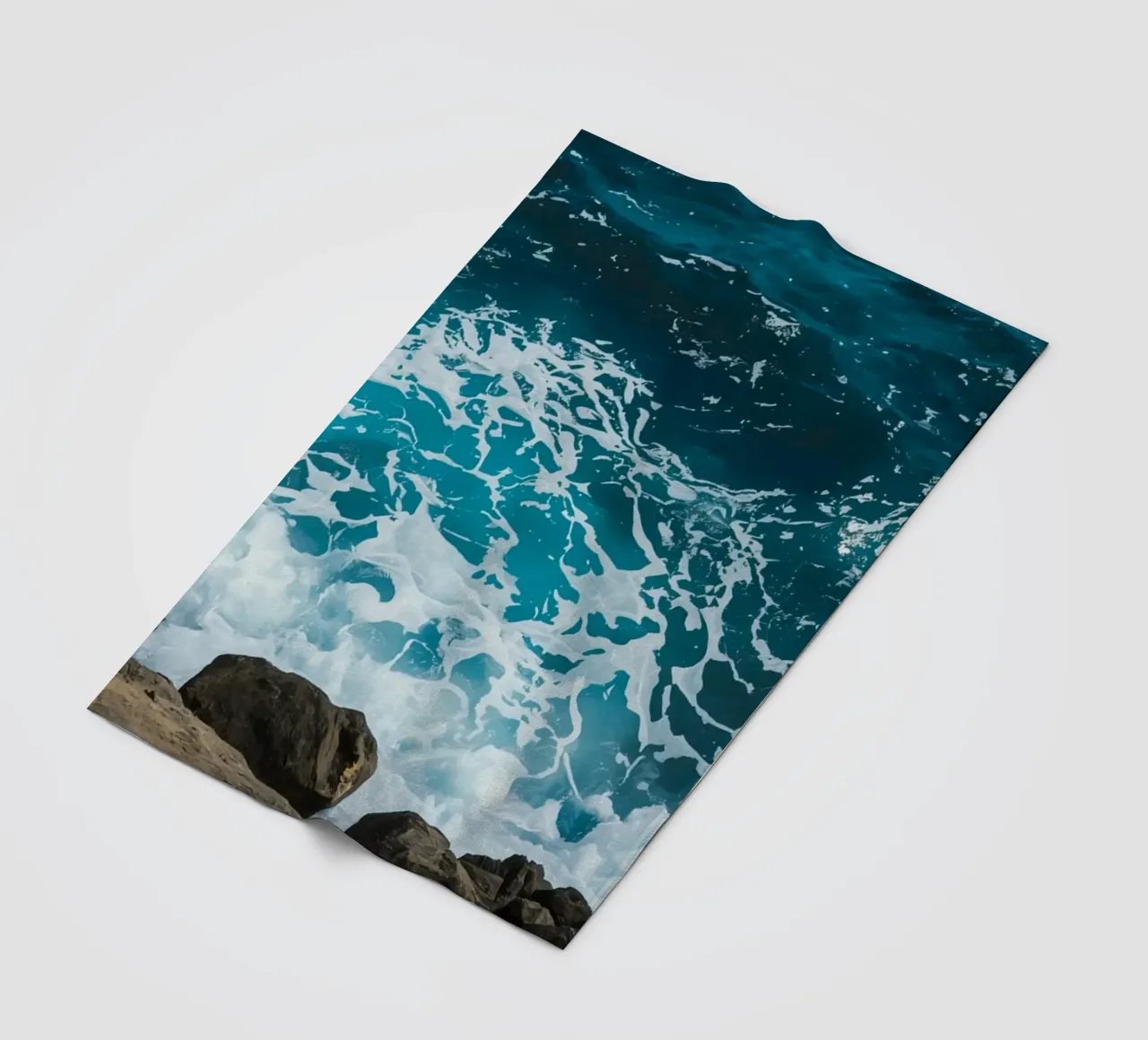 Onde oceaniche che si infrangono sulle rocce coperta in pile da DesignDoodle